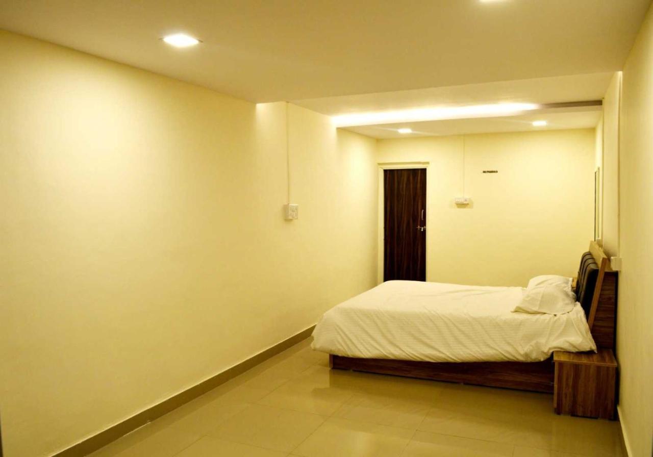 Oyo 81018 Moonlight Farm Stays Solapur Exterior photo